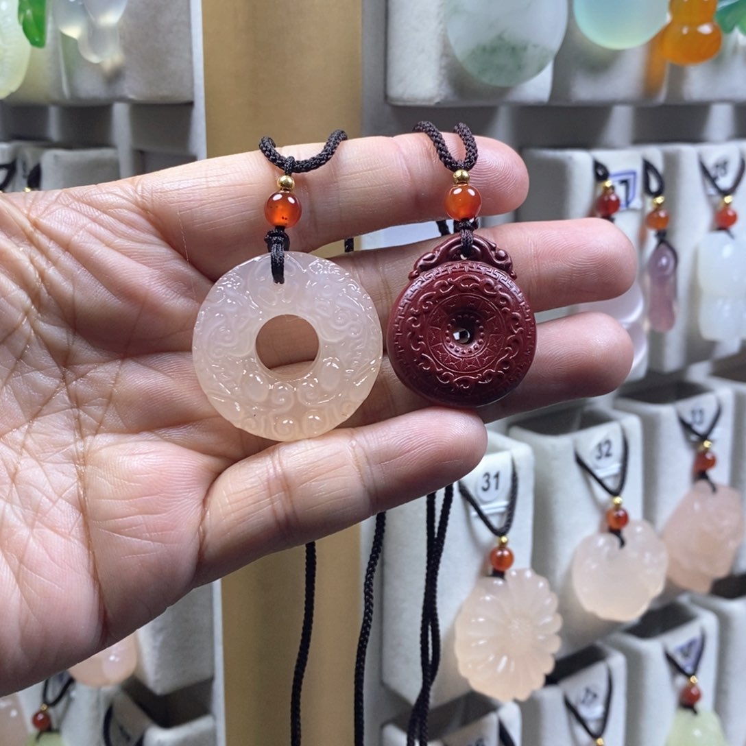 颈饰未镶嵌石英质玉（金丝玉）王***娘