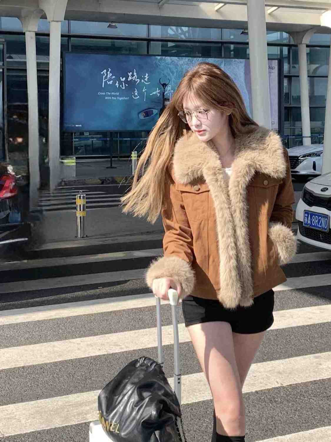 若知语原创设计美拉德复古棕色毛毛外套女2025年秋冬短款牛仔棉服