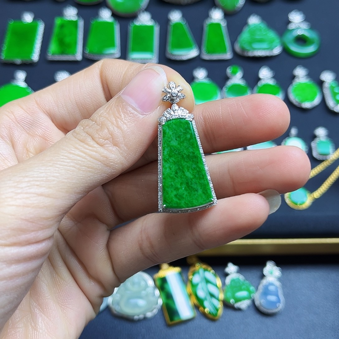 翡翠18K金镶嵌颈饰