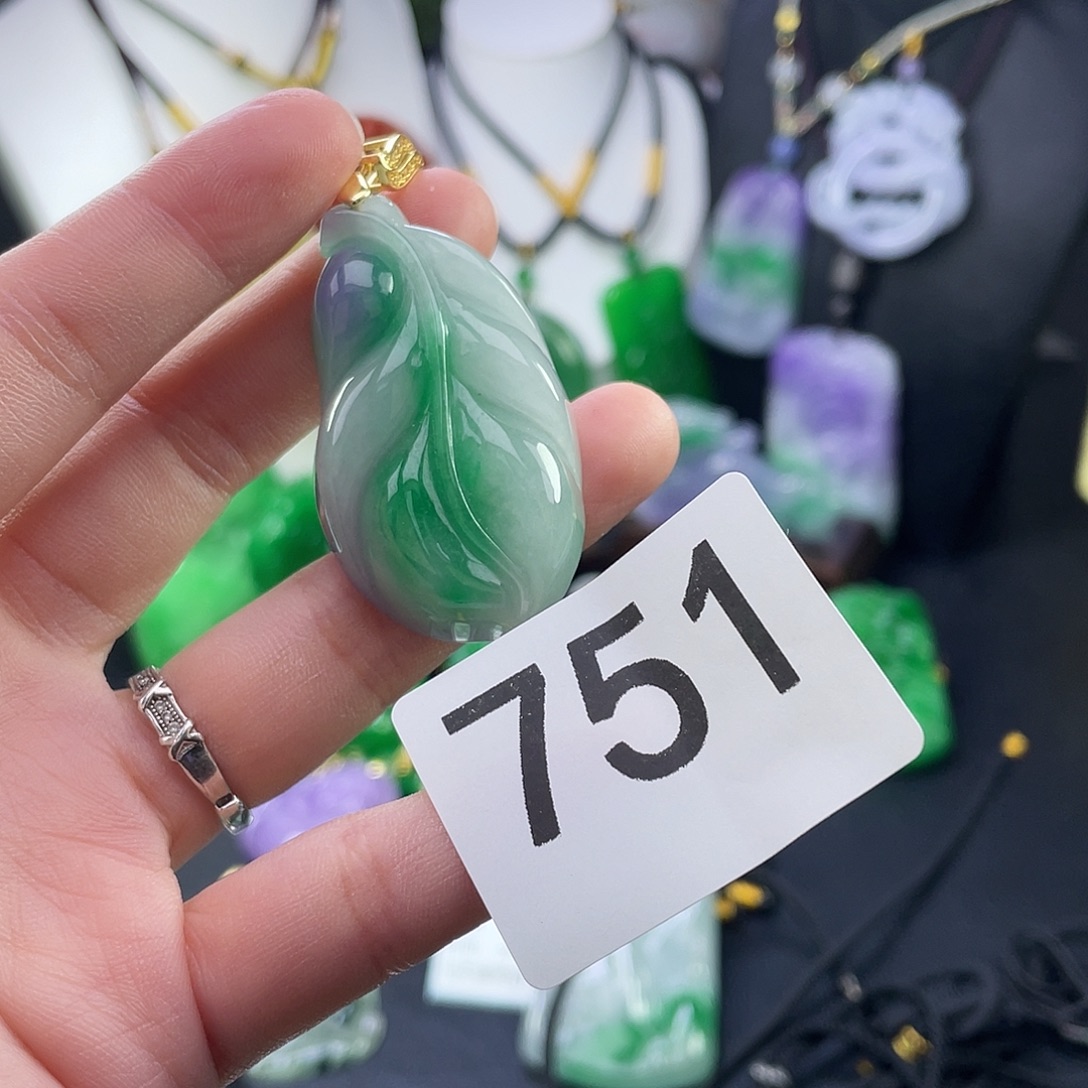 翡翠未镶嵌吊坠(赠链)