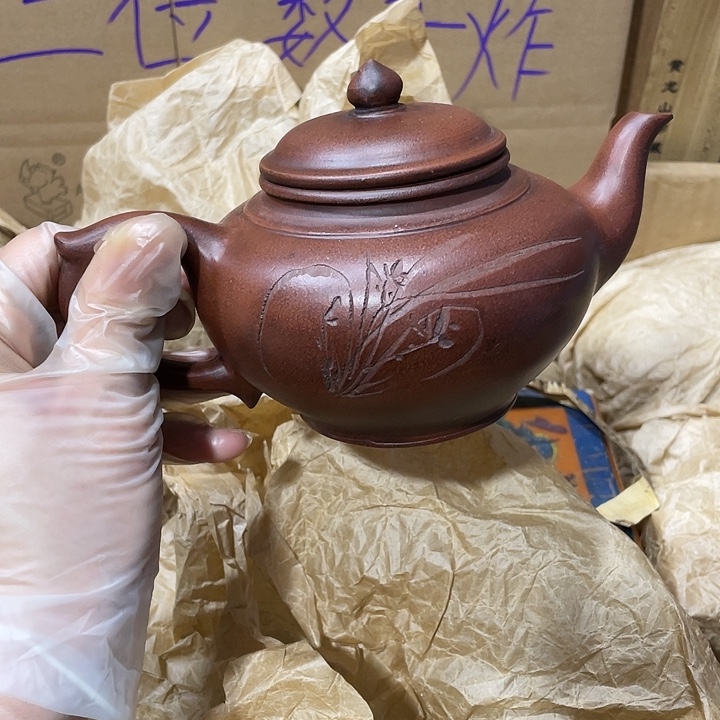 紫砂茶壶。原矿泥料，手工制作的一把紫砂壶。