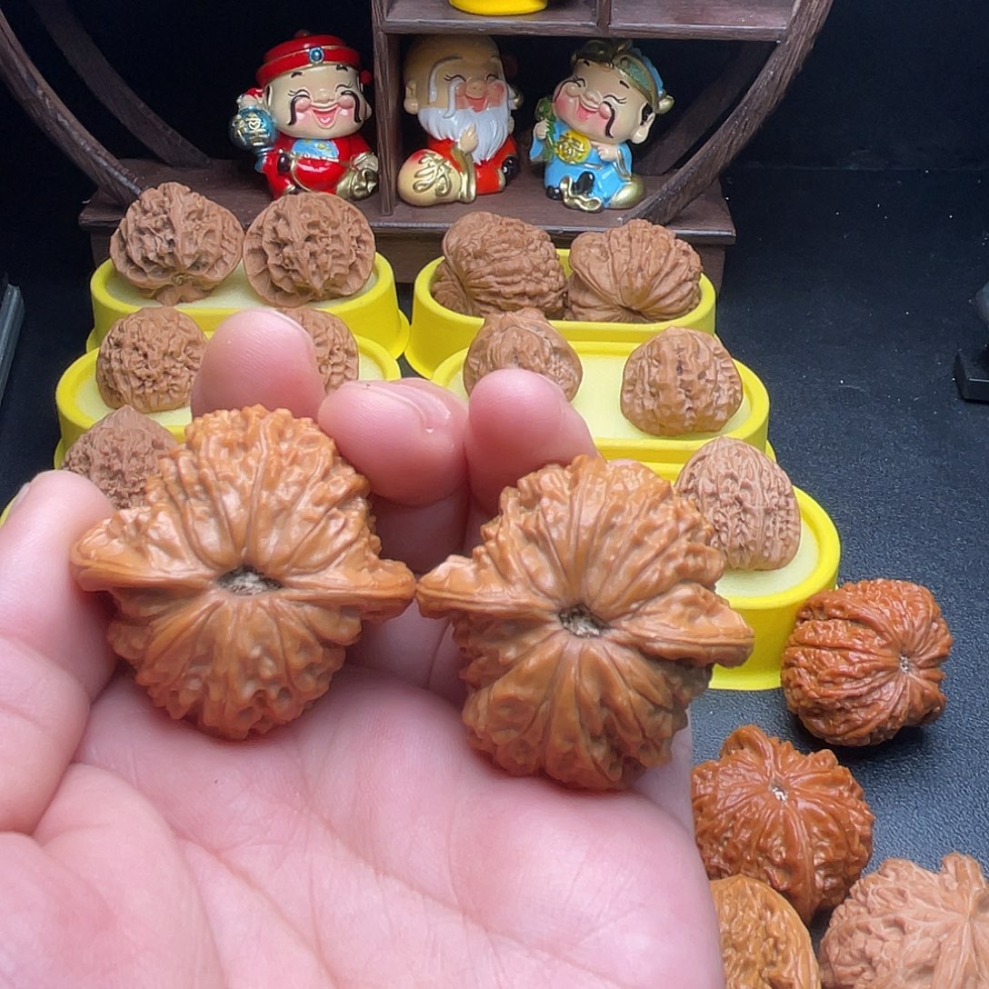 文玩核桃吊坠血麒麟41