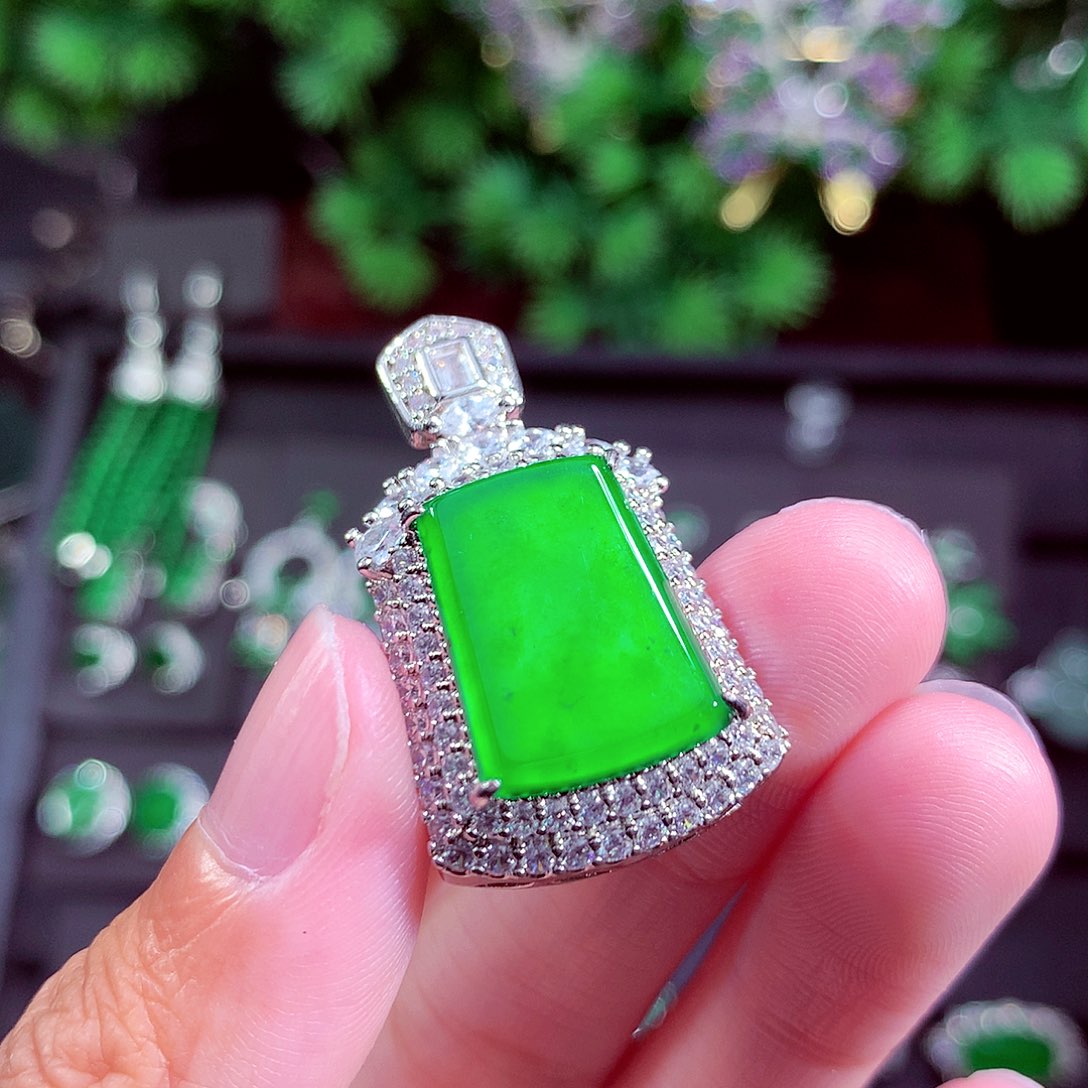 颈饰未镶嵌翡翠天然