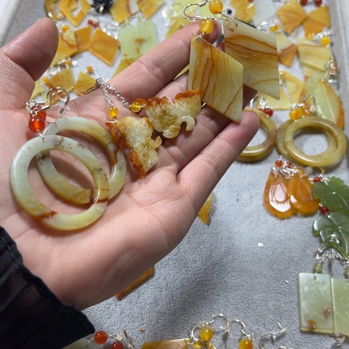 蛇纹石玉未镶嵌耳饰