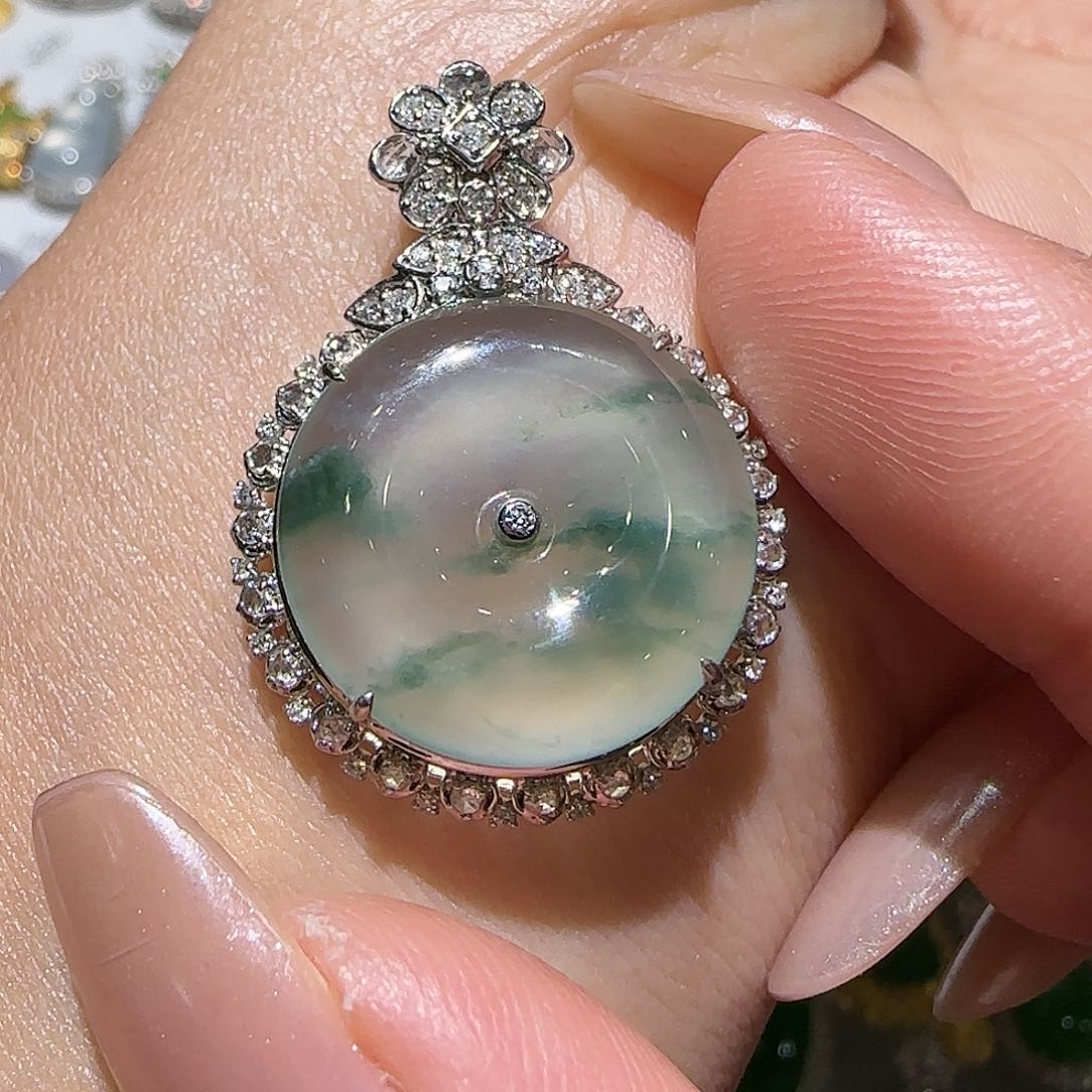 【闪购商品】颈饰18K金镶嵌翡翠天然