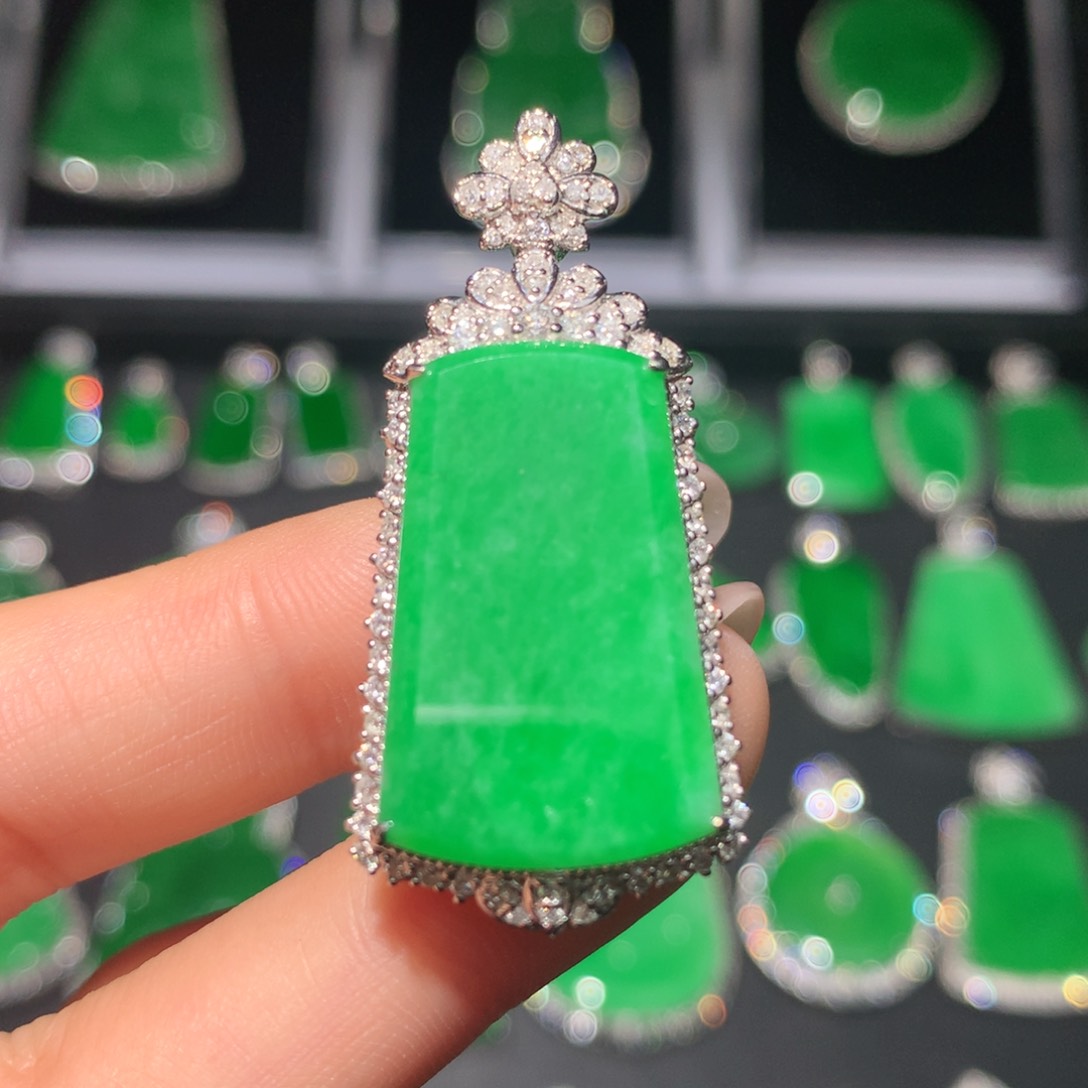 翡翠18K金镶嵌颈饰翡翠