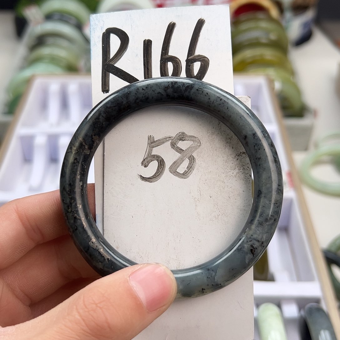 岫玉手镯未镶嵌天然岫玉微瑕，可以正常佩戴