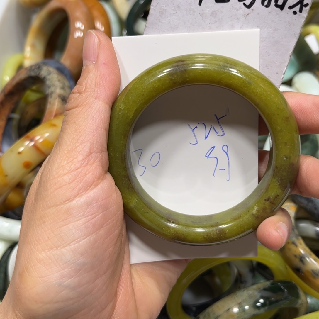 蛇纹石玉手镯未镶嵌