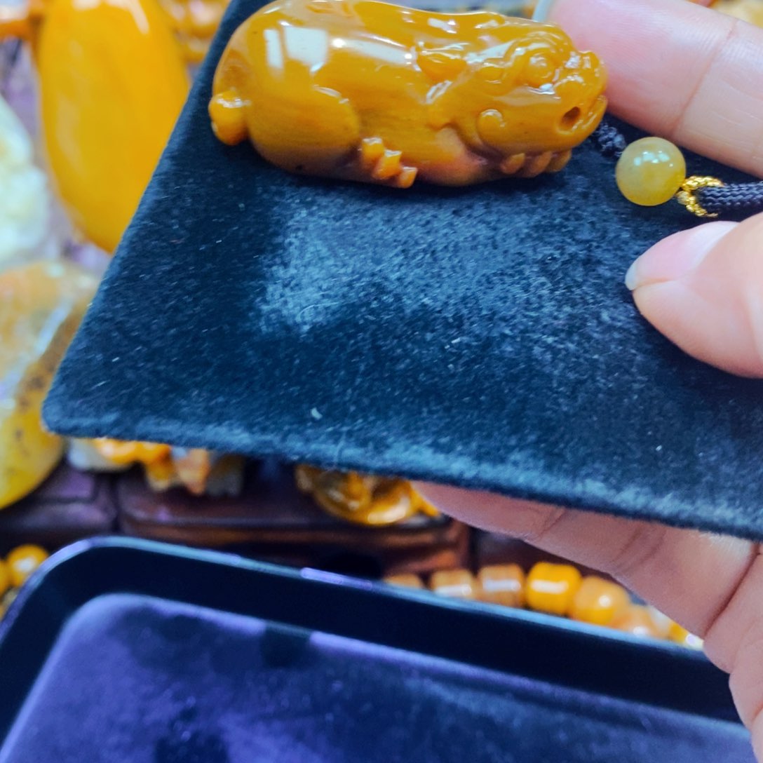 未镶嵌石英质玉（黄龙玉）颈饰