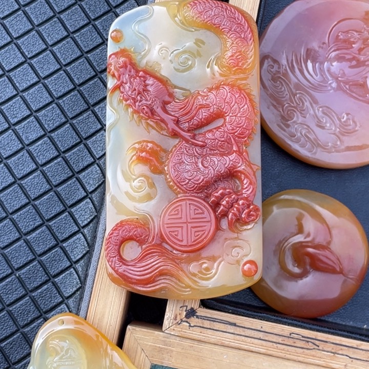 未镶嵌石英质玉（黄龙玉）挂件