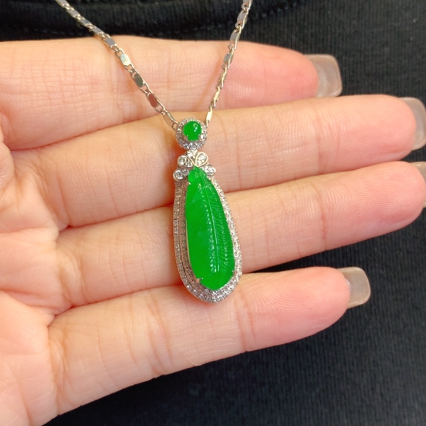 【闪购商品】颈饰18K金镶嵌翡翠羽毛