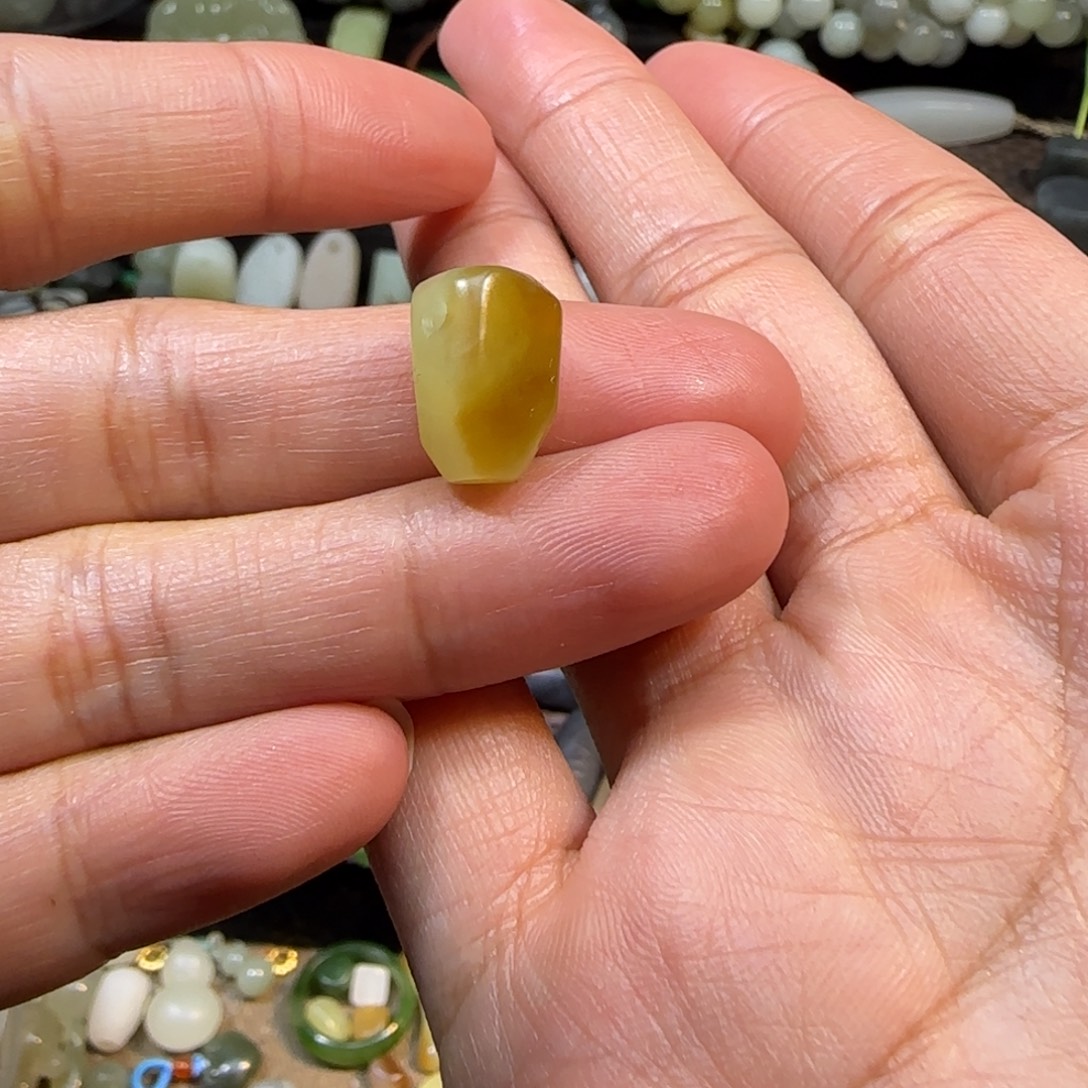 和田玉未镶嵌颈饰糖白随形三通