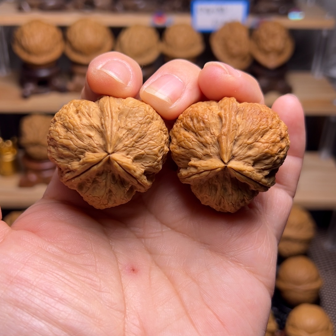 文玩核桃把件36w密石三棱38尺52克