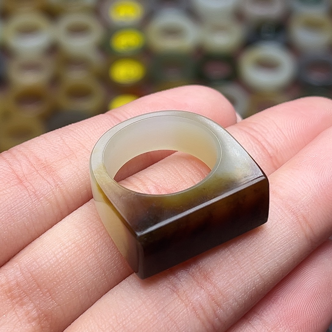 肥***儿和田玉未镶嵌戒指