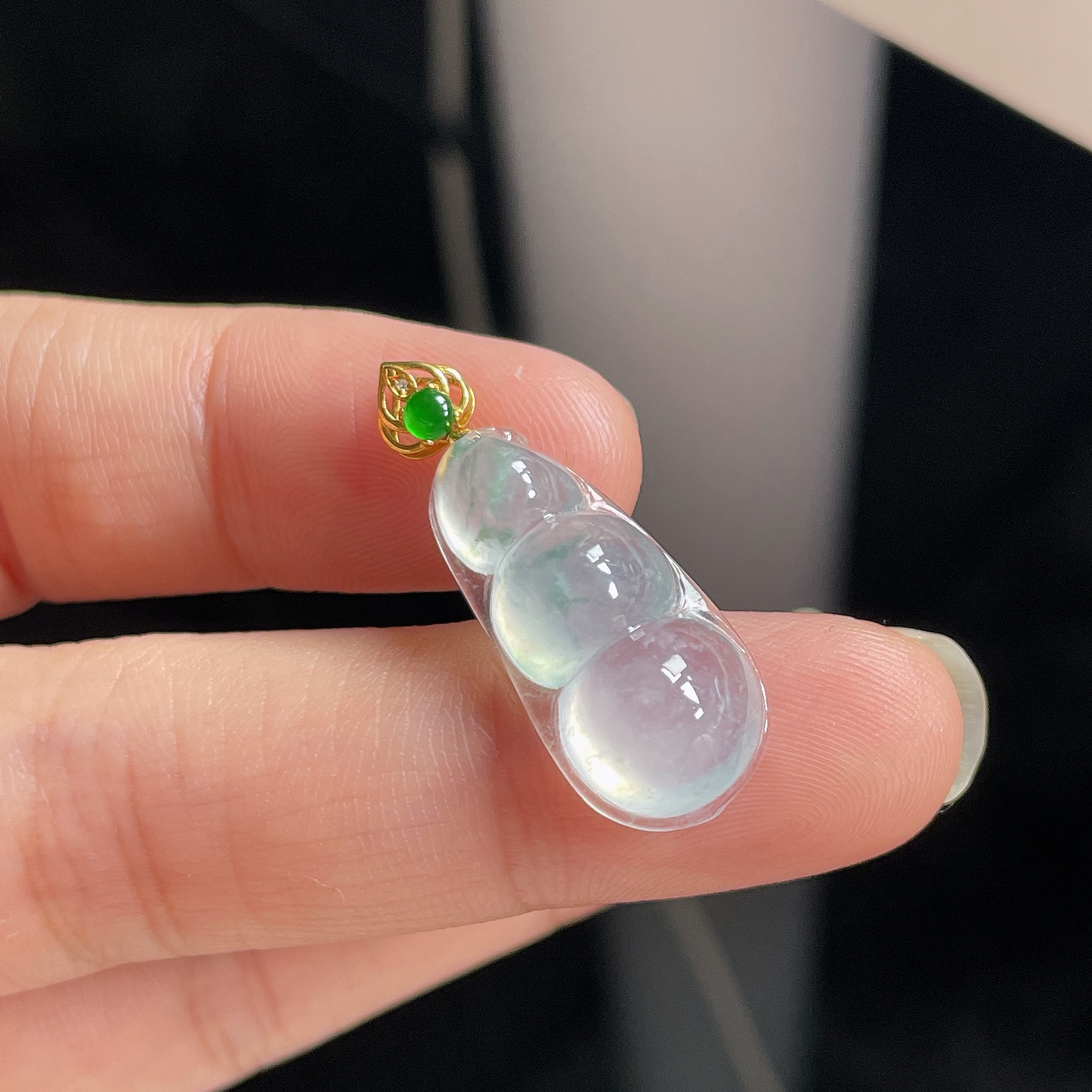 天然缅甸翡翠A货18k金冰种豆子，尺寸27.7*22.2*10.8*5.8