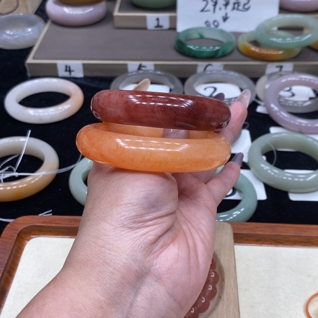 齐****石英岩玉未镶嵌手镯