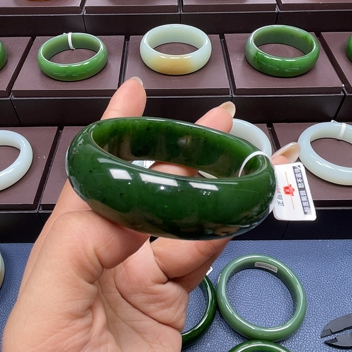 和田玉（碧玉）未镶嵌手镯