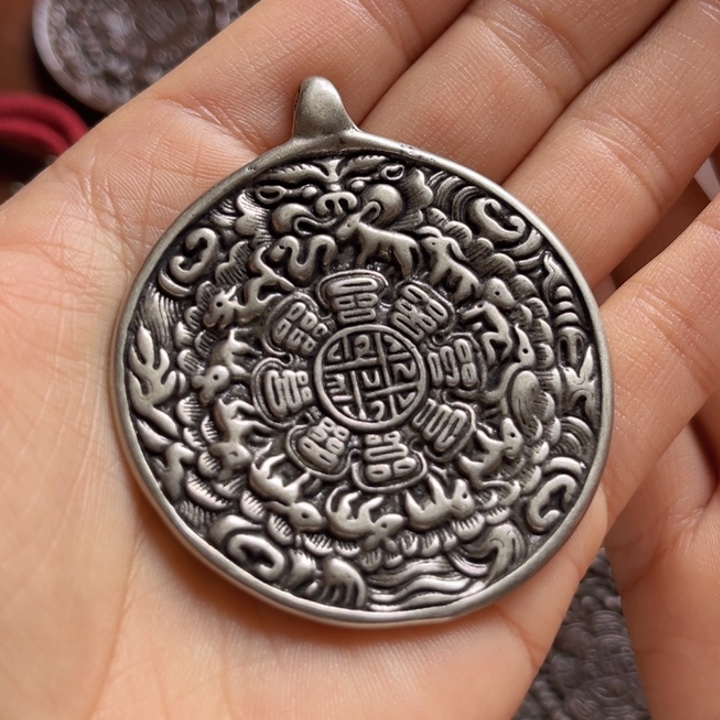 颈饰琉璃是*王喜欢的朋友