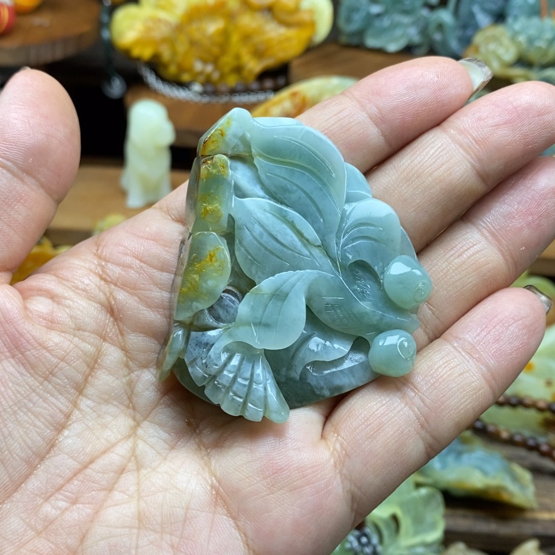 岫玉未镶嵌吊坠(赠链)微瑕