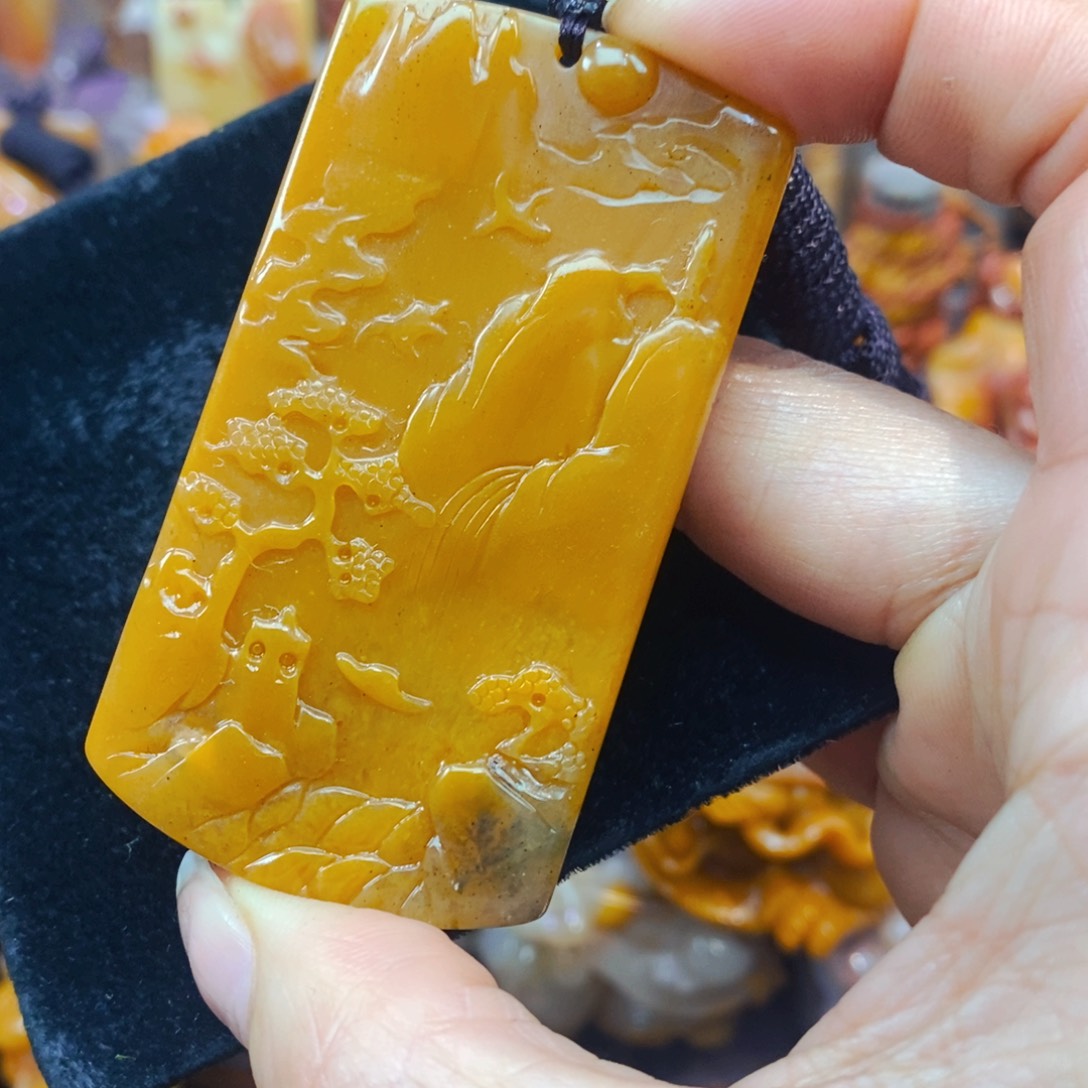 未镶嵌石英质玉（黄龙玉）颈饰