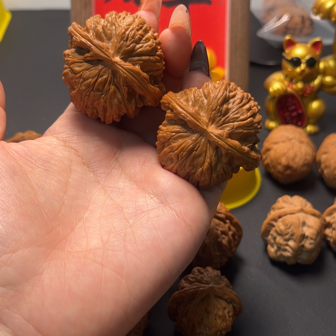 文玩核桃吊坠白狮子47