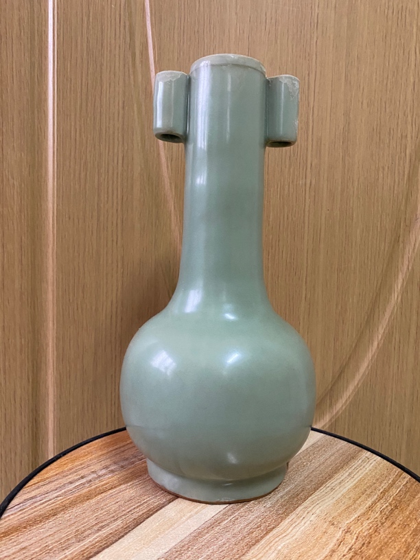 龙泉粉青贯耳瓶，品相完美