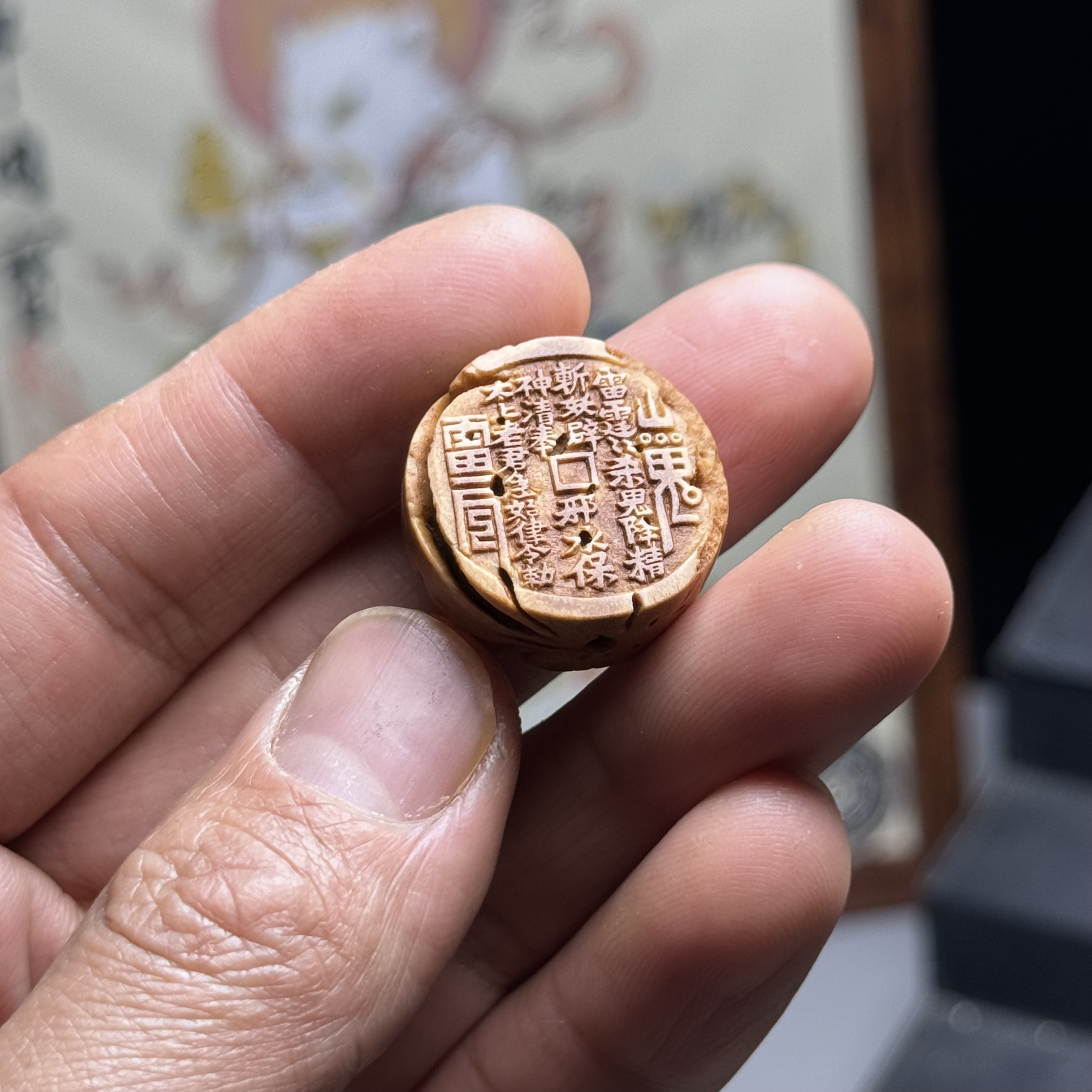 山鬼花钱，桃核雕刻，毕业级雕工，单籽吊坠背云配串神器