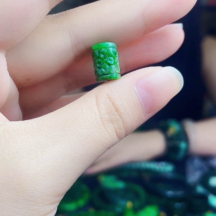 翡翠未镶嵌颈饰多样性
