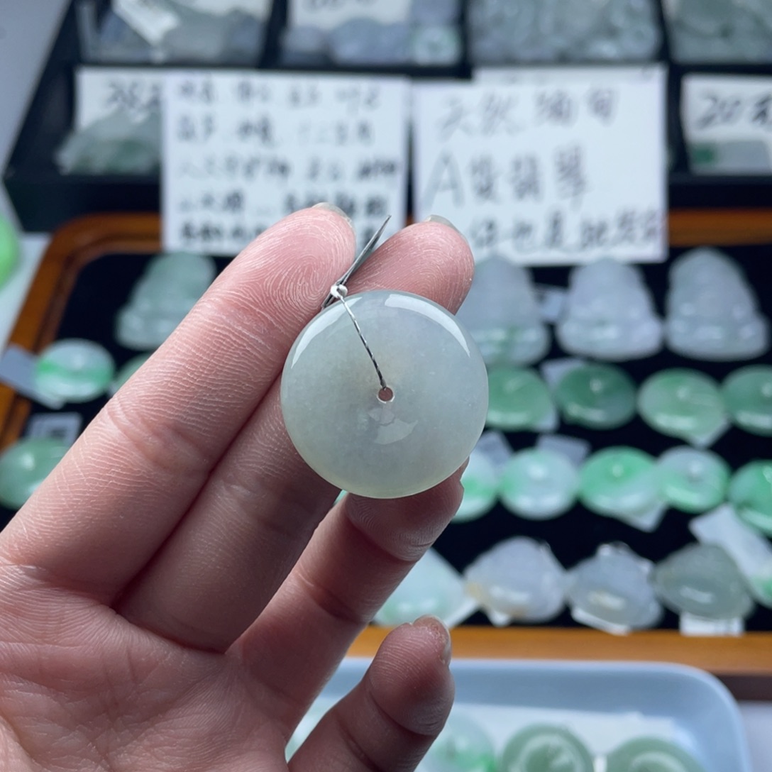 翡翠颈饰未镶嵌平安扣