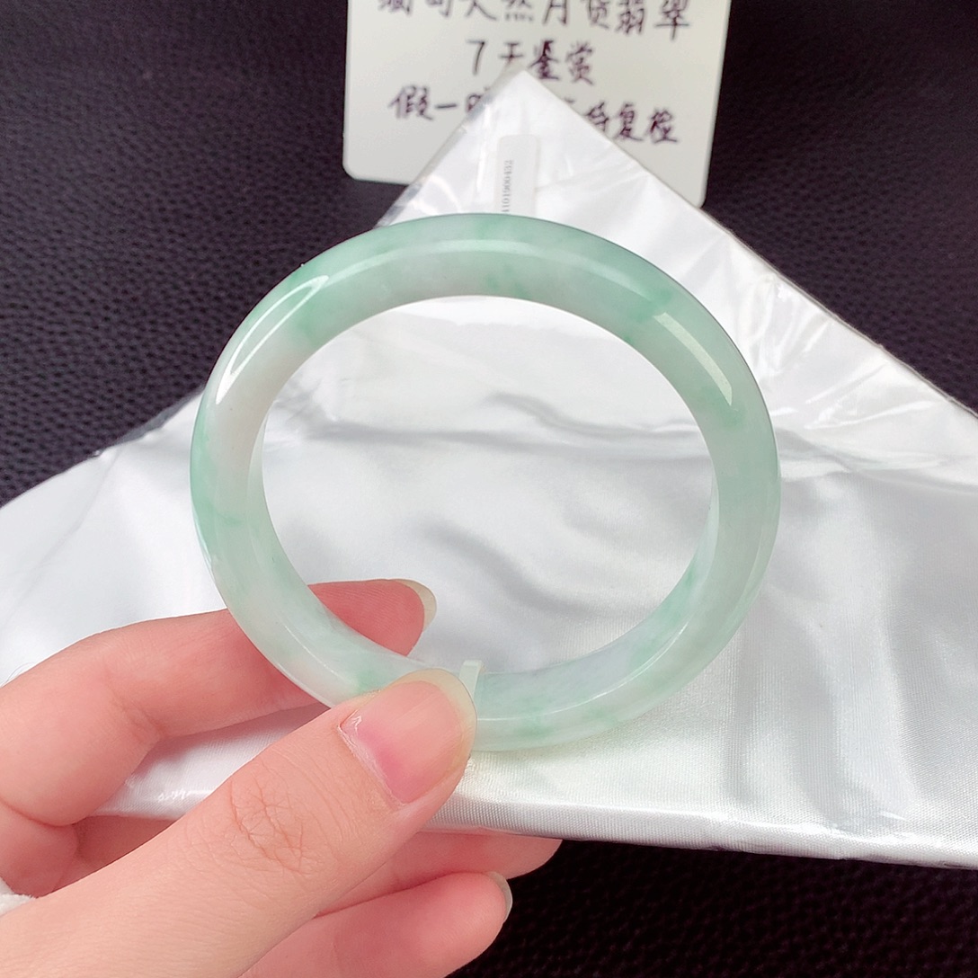 翡翠手镯未镶嵌翡翠