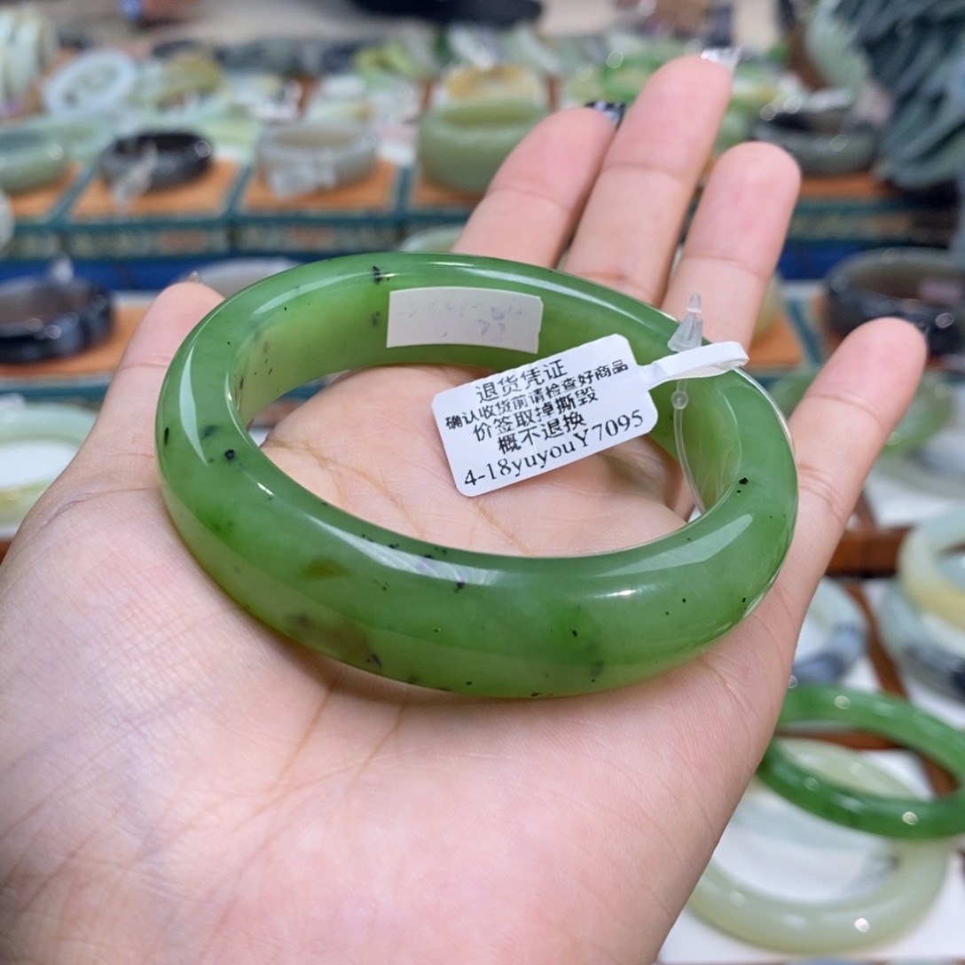 和田玉未镶嵌手镯和田玉乌兰海苹果绿56