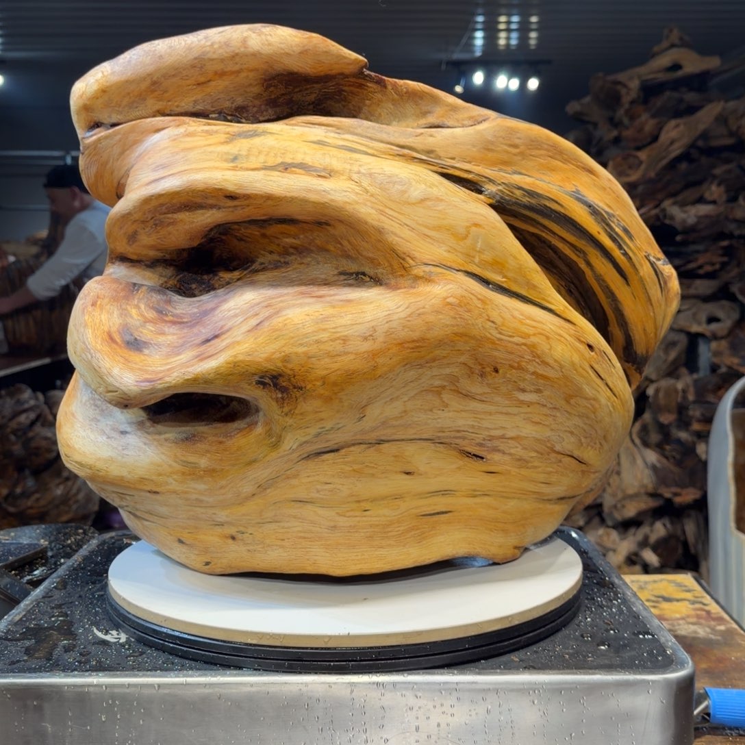 金***圆木王一刀琥珀木摆件154