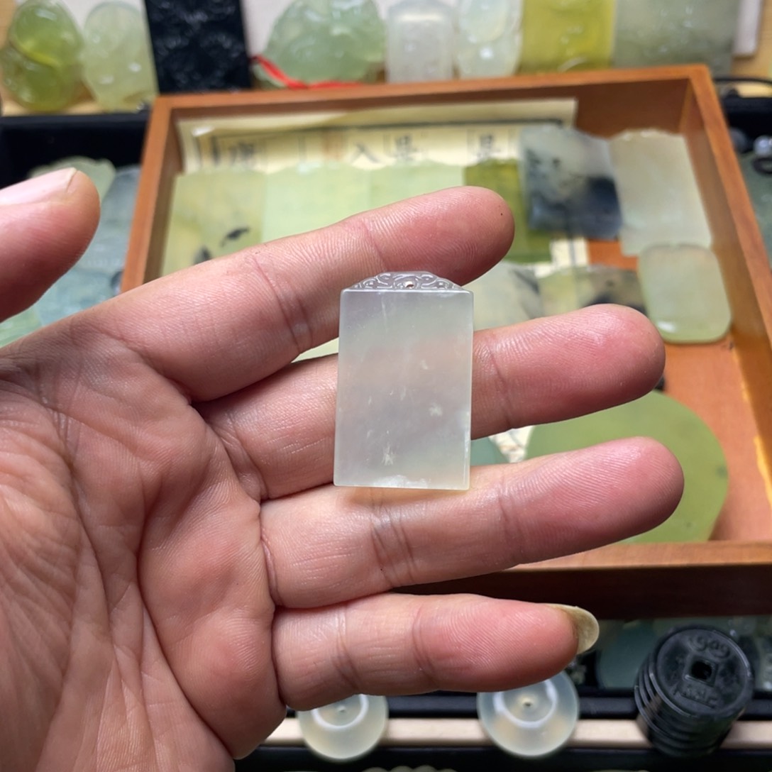 未镶嵌蛇纹石玉颈饰黑****阳
