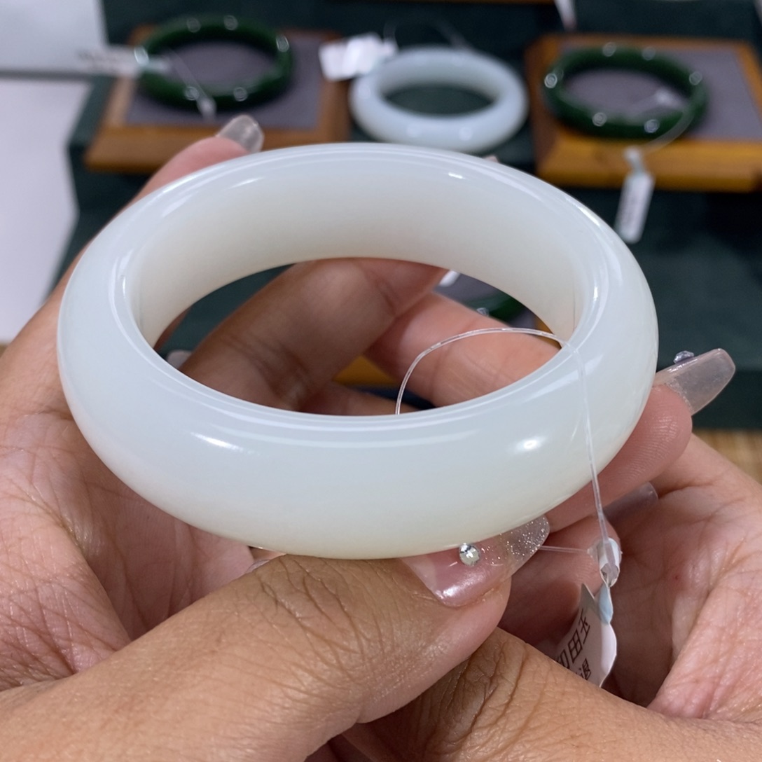 和田玉手镯未镶嵌