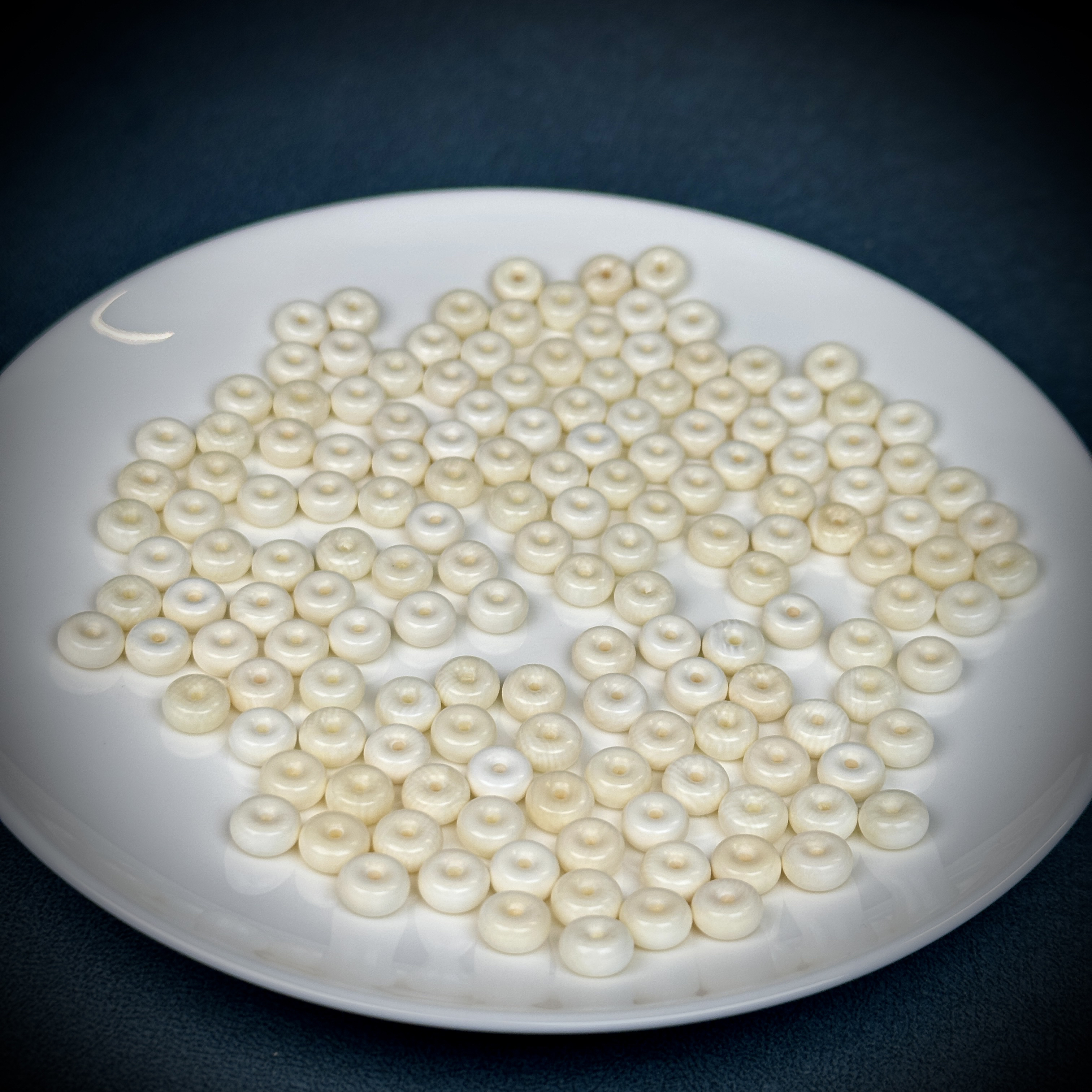 A002-0天然猛犸牙 隔珠小面包扣8×4mm 随机一个发货