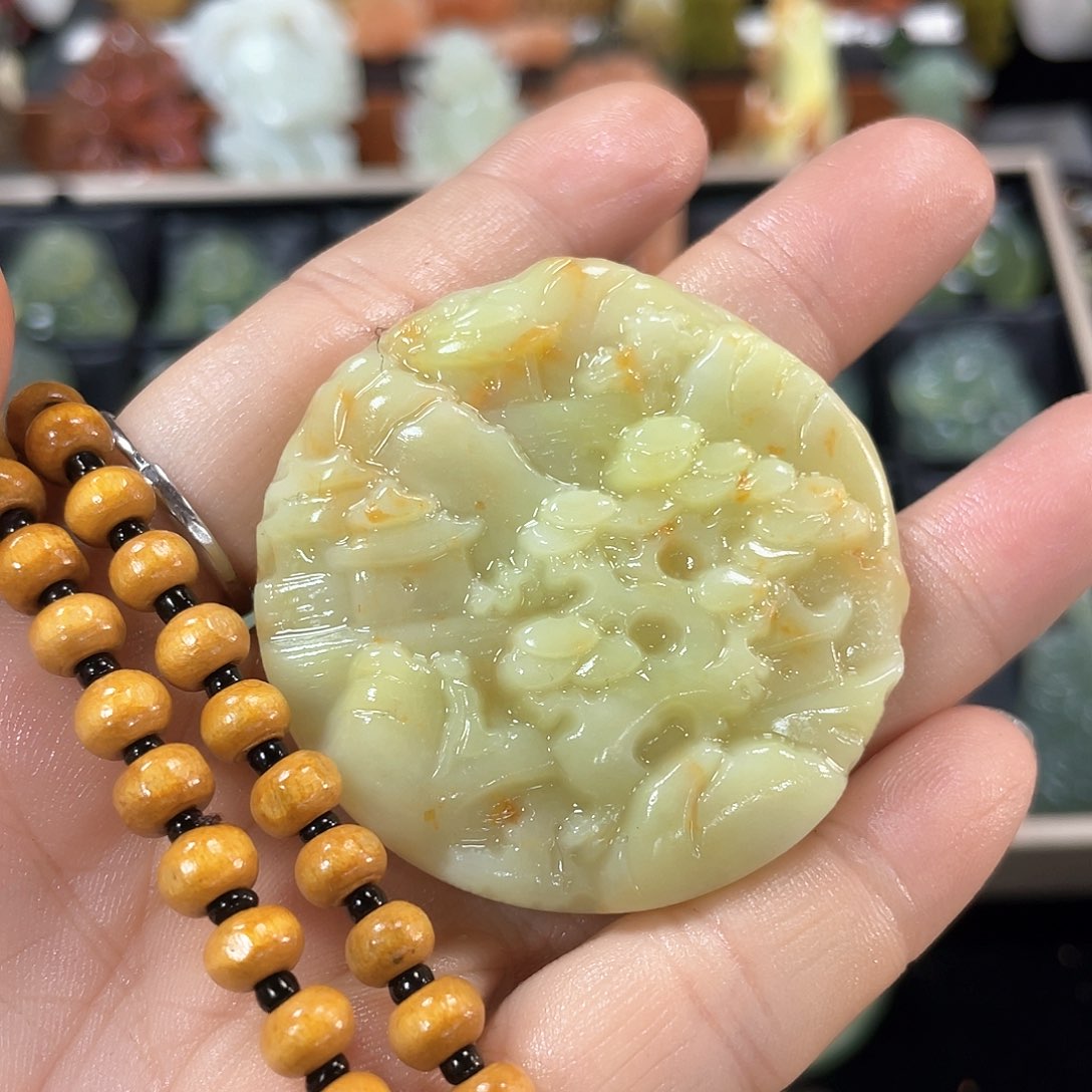 蛇纹石玉颈饰合金