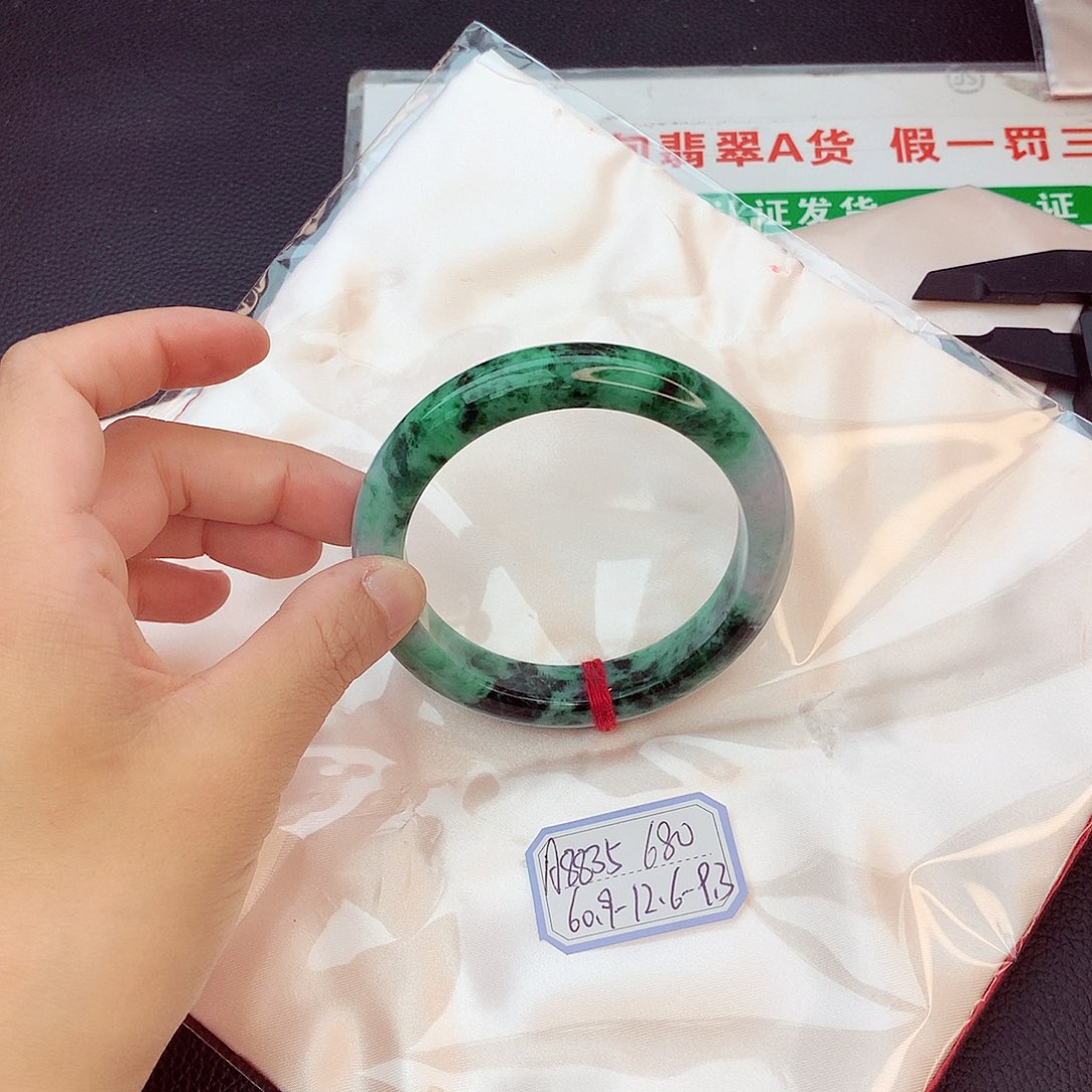 翡翠手镯未镶嵌翡翠