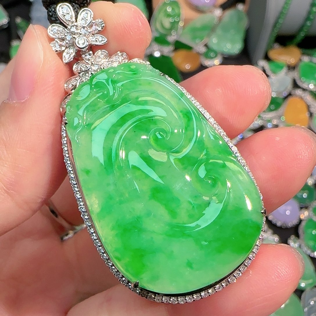 翡翠颈饰18K金镶嵌冰飘绿大如意