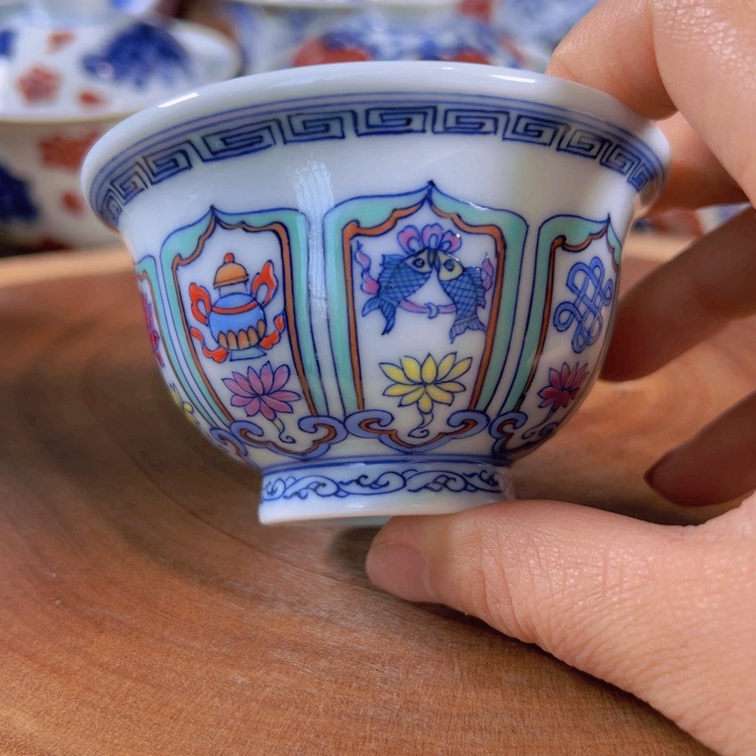 斗彩莲托八宝压手杯