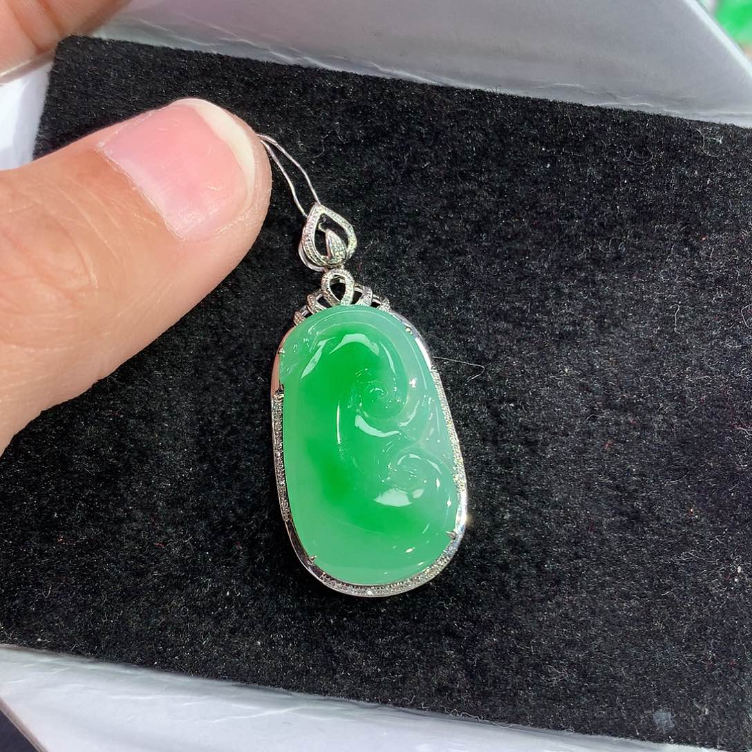 翡翠吊坠(赠链)18K金镶嵌