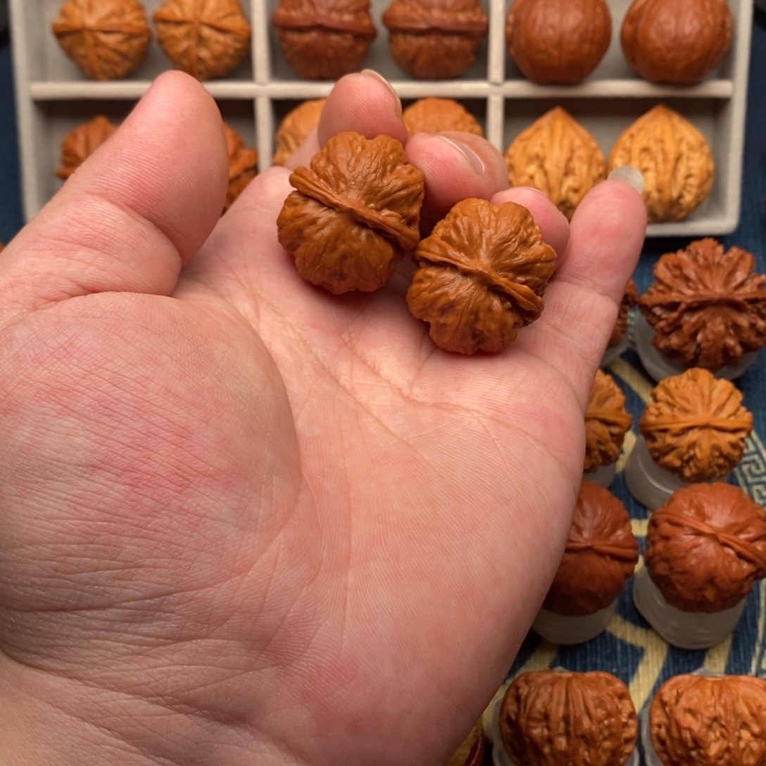 L***n文玩核桃把件玉石粗筋