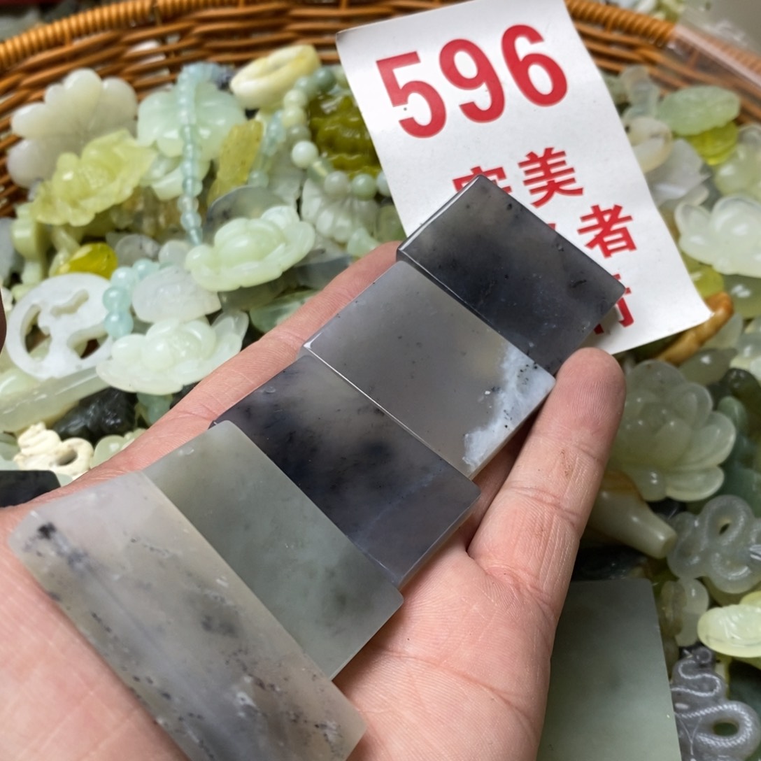 蛇纹石玉挂坠未镶嵌