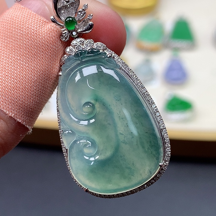 翡翠18K金镶嵌颈饰