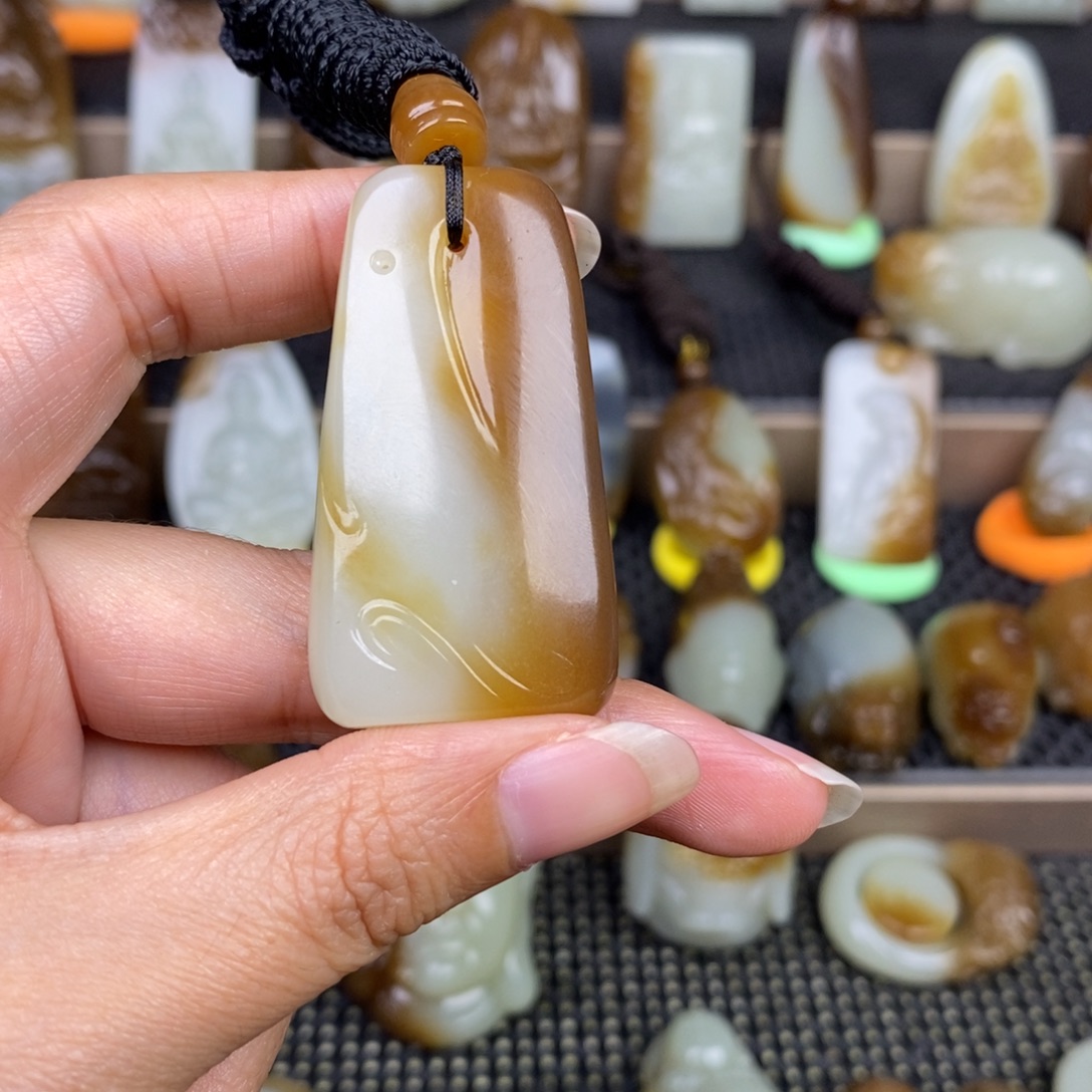 H***y和田玉未镶嵌颈饰