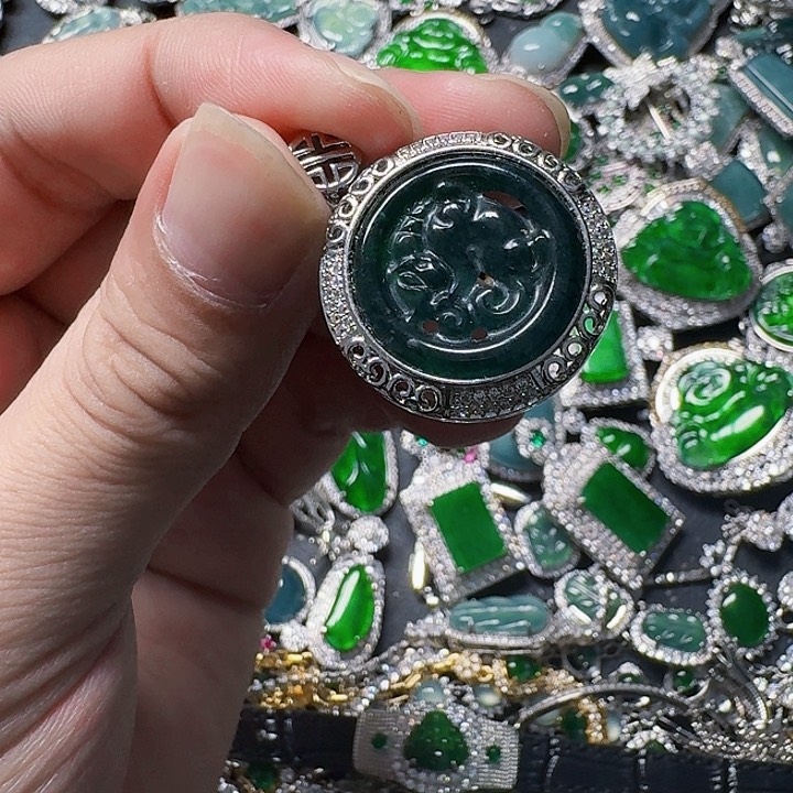 翡翠颈饰未镶嵌天然A货翡翠放漏