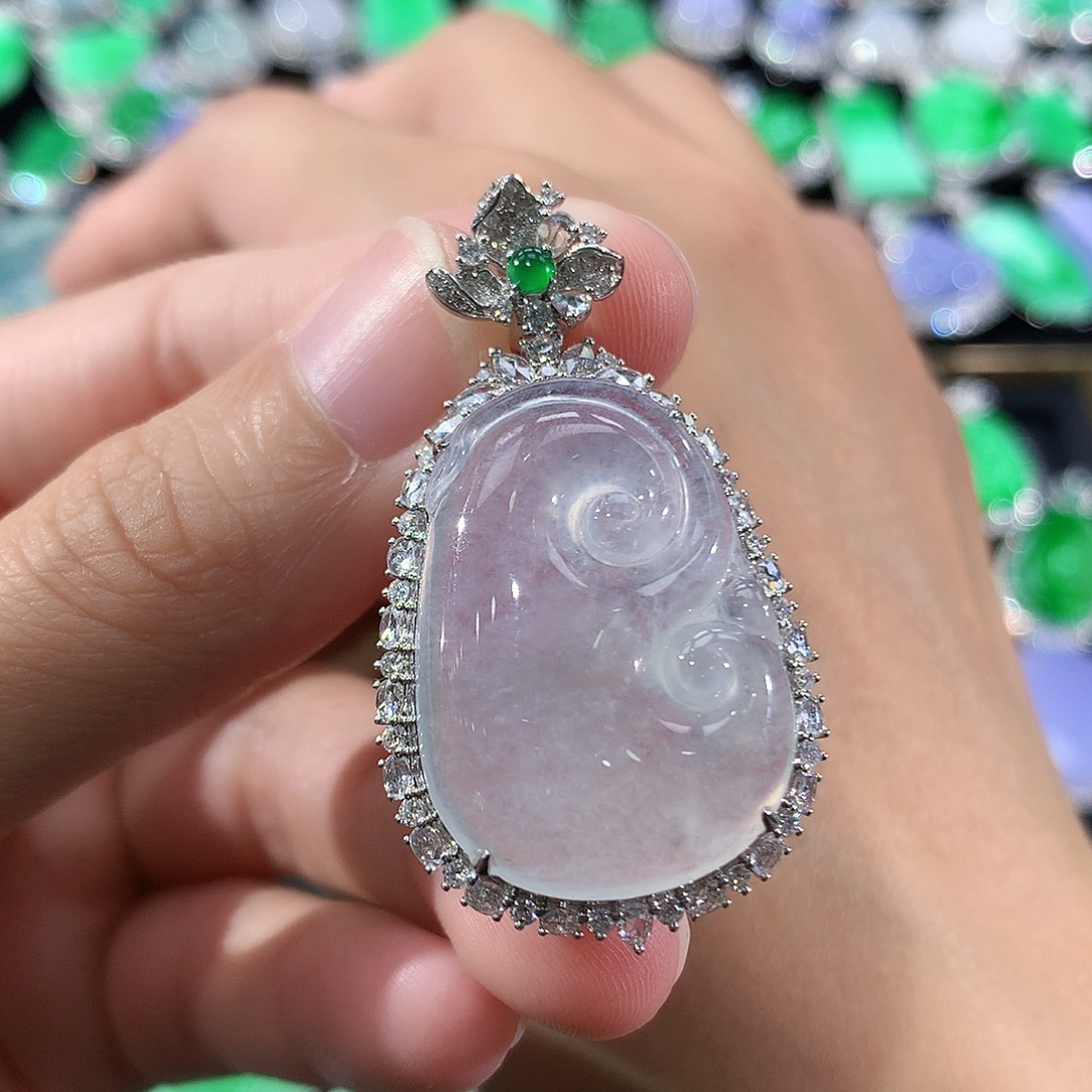 翡翠18K金镶嵌颈饰