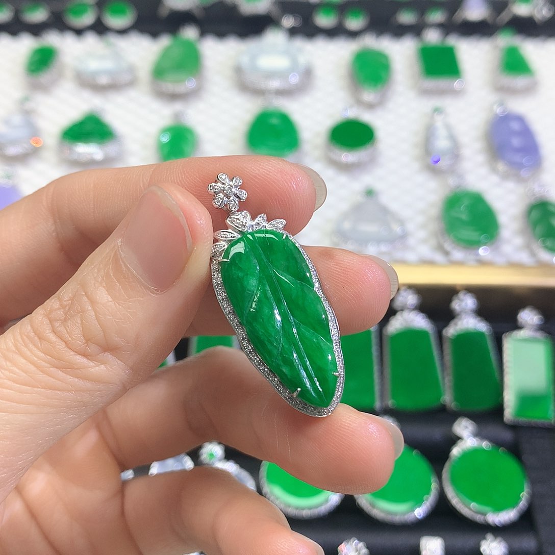 颈饰18K金镶嵌翡翠吊坠