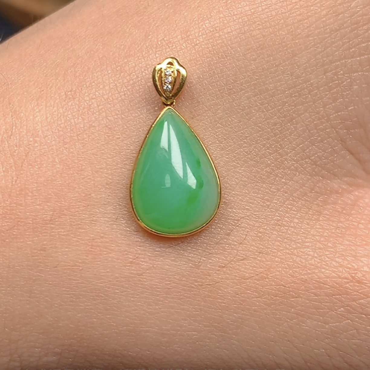 缅甸翡翠A货 18k金绿水滴吊坠