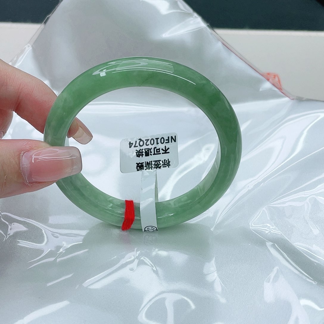翡翠手镯未镶嵌正55.5