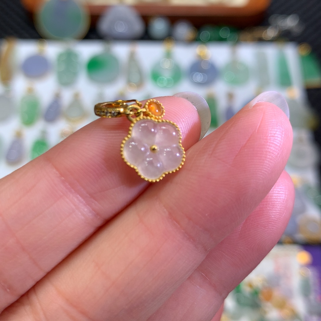 翡翠颈饰18K金镶嵌翡翠吊坠的未镶嵌